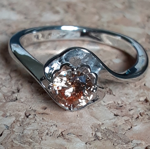 Yellow / Gold Women's Ring Size: 6 - Picture 6 of 11